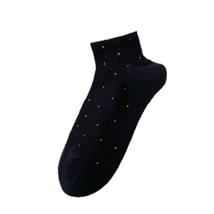 Chaussettes courtes noires pour femme avec pois colorés et texture en maille ajourée