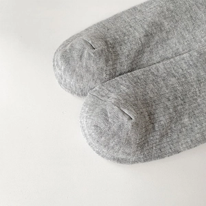 Vue détaillée de la pointe d'une chaussette grise avec maille fine et couture plate
