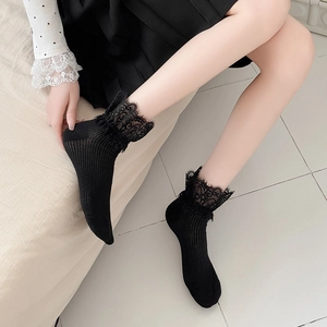 Gros plan de chaussettes noires en coton côtelé avec dentelle pour un style JK élégant