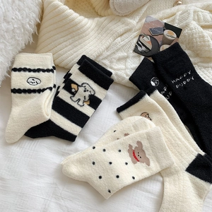 Détail de chaussettes thermiques épaisses avec broderie chiot et motifs à rayures