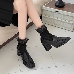 Mocassins noirs à talons blocs et bout carré avec chaussettes bordées de dentelle