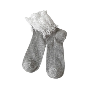 Chaussettes grises côtelées de style japonais avec bordure en dentelle blanche élégante
