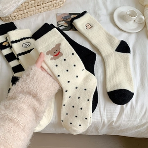 Texture détaillée de chaussettes thermiques avec broderie chien et motifs à pois