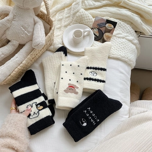 Détail de chaussettes d'hiver chaudes avec broderie chiot et texture polaire douce