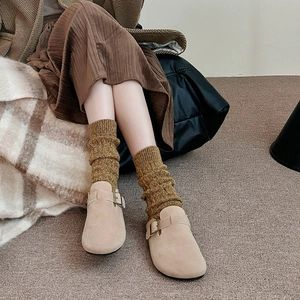Sabots en daim beige avec boucle en métal et chaussettes en maille marron style rétro