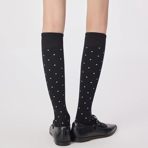 Chaussettes rétro japonaises noires à pois avec des chaussures Mary Jane en cuir