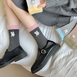 Chaussettes mignonnes avec broderie lapin pour femmes en gris et rose style collège
