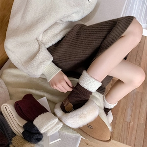 Gros plan de chaussettes en laine avec revers en peluche et maille côtelée