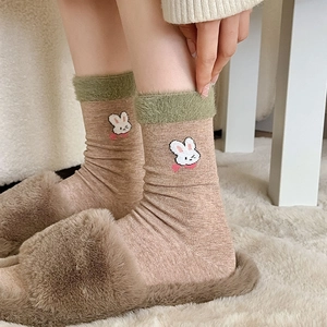 Détails de chaussettes d'hiver avec broderie lapin et bord en fausse fourrure