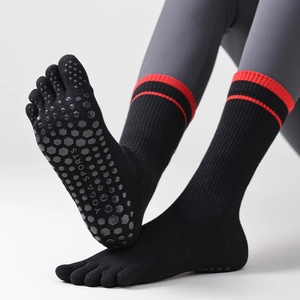 Calze da yoga antiscivolo a cinque dita con strisce rosse e grip in silicone per Pilates