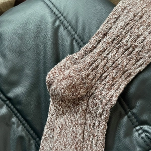 Gros plan de chaussettes en laine à côtes épaisses chinées marron pour chaleur hivernale