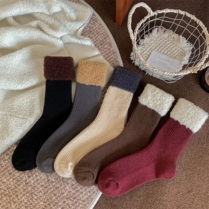 Détails de la maille et revers en peluche de cinq paires de chaussettes d'hiver