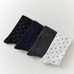 Vue détaillée de quatre paires de chaussettes en coton avec motifs à pois classiques