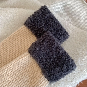 Détail de chaussettes en laine avec revers en peluche et texture de tricot verticale