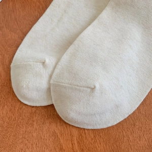 Gros plan sur la couture plate des orteils et la texture en tricot de coton de la chaussette