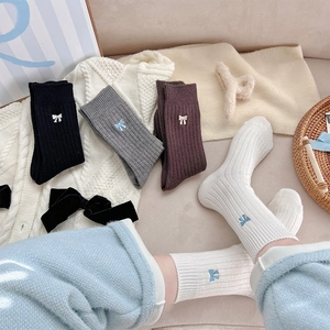 Chaussettes côtelées chaudes pour femmes avec broderie nœud pour l'automne et hiver