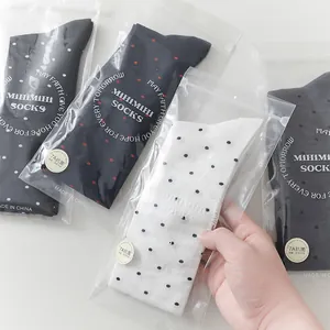 Détail de quatre chaussettes à pois dans des sacs à fermeture éclair antibactériens 7A