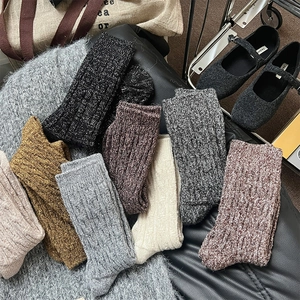 Assortiment de chaussettes en laine à torsades vintage aux couleurs variées pour l'hiver