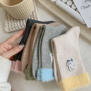 Lot de quatre paires de chaussettes avec broderie lapin et bordure en peluche douce