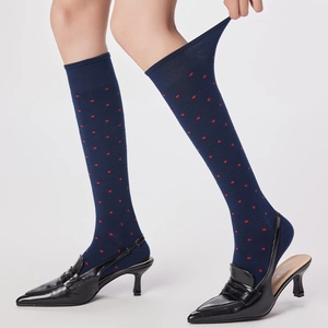 Chaussettes hautes bleu marine à pois rouges avec texture tricotée extensible