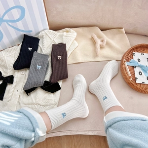 Broderie détaillée de nœuds sur des chaussettes en maille côtelée pour femmes en quatre tons
