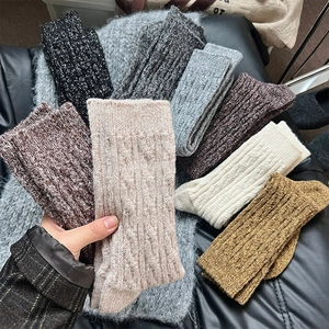Détail de la texture en maille de chaussettes épaisses en laine aux tons vintage