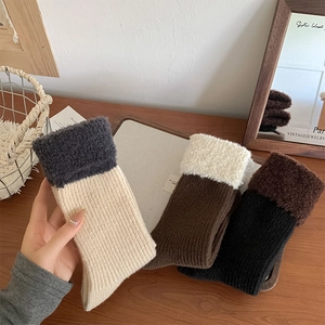 Gros plan de chaussettes en laine d'hiver épaisses avec revers en polaire douce