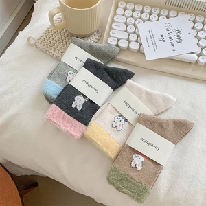 Détail de la broderie lapin et bordure en fausse fourrure sur quatre paires de chaussettes