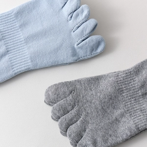Trama in maglia dettagliata dei calzini da yoga a cinque dita in azzurro e grigio