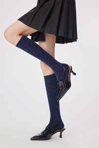 Vue détaillée de chaussettes bleu marine à pois rouges avec poignets côtelés souples
