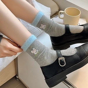 Chaussettes femme avec broderie lapin, bordure en peluche bleue et maille grise