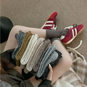 Texture détaillée de chaussettes épaisses en laine à mailles torsadées vintage multicolores