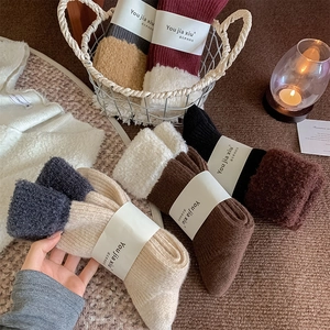 Détail de chaussettes en laine avec revers en peluche et texture tricotée colorée