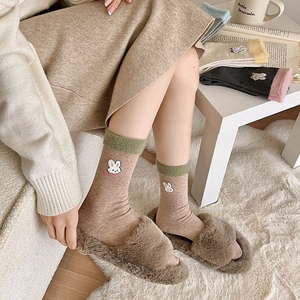 Chaussettes mi-mollet brodées lapin avec revers en peluche contrastés pour l'automne-hiver