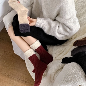 Détail de chaussettes en laine bordeaux avec poignets en peluche et maille épaisse
