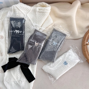 Détail de lot de quatre paires de chaussettes en cachemire à côtes et broderie nœud