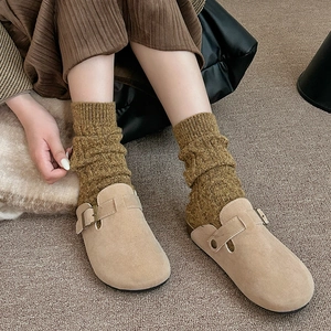 Chaussettes épaisses rétro en laine torsadée avec des mules chics à boucles métalliques
