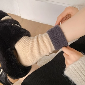Détail de chaussettes en laine à texture côtelée beige avec revers contrastés gris foncé