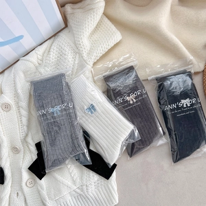 Détail de chaussettes rayées en cachemire dans un emballage zippé de haute qualité