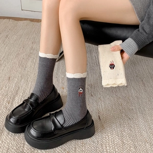 Wollsocken im japanischen Stil mit Tierbestickung und eleganten weißen Spitzenvolants