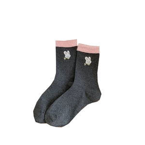 Chaussettes grises brodées lapin avec revers en peluche rose pour femmes en hiver