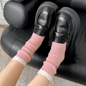 Rosa gestreifte Stricksocken mit Spitzenbesatz und schwarze Plateau-Lederhalbschuhe