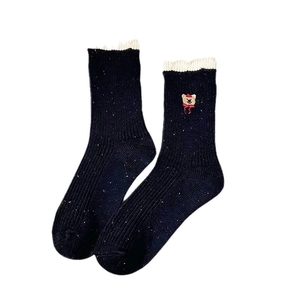 Dunkelblaue Wollstricksocken mit süßer Bärenstickerei und dekorativem Rüschensaum
