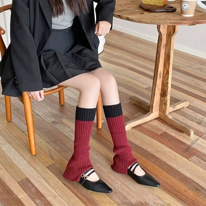 Scaldamuscoli in maglia rosso e nero da donna con polsini svasati in stile retrò giapponese