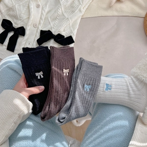 Chaussettes chaudes en laine de style japonais avec broderie nœud en noir et blanc