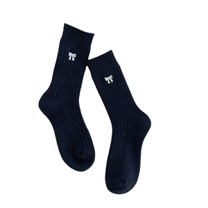 Chaussettes mi-mollet bleu marine côtelées avec broderie nœud blanc style collège doux