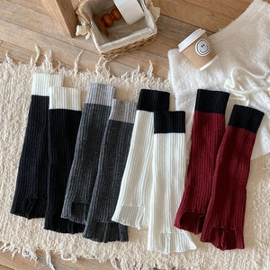 Dettaglio di scaldamuscoli in maglia colorata in vari stili a contrasto per la moda invernale