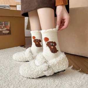 Dettaglio di calze beige a maglia con cane cartone animato e volant con scarpe di pelliccia