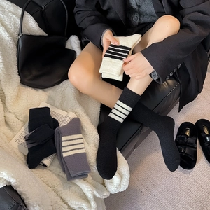 Thick knit striped crew socks in asymmetric styles for autumn and winter warmth