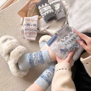 Detail von Wollsocken mit nordischen Mustern und Schneemann-Designs für den Winter